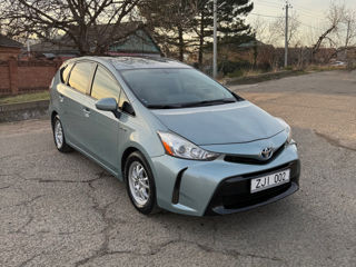 Toyota Prius v foto 3