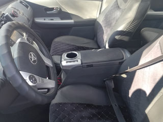 Toyota Prius v foto 7