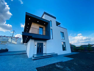 Spre vânzare casă în stil Hi- Tech în 3 nivele, 280 mp + 9 ari foto 1