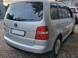 Volkswagen Touran foto 2