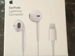1. Apple EarPods Lightning -2. USB-C Digital Earbuds for Pixel Phone foto 1
