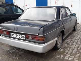 Mercedes Series (W123) foto 1