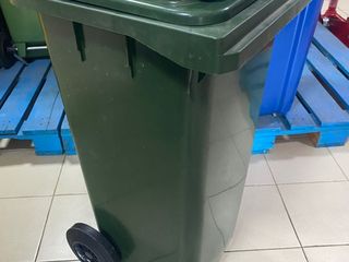 Оцинкованные и пластиковые контейнеры / мусорные баки / урны . foto 11