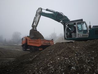 *Efectuam lucrari la dorința clientului.saparea fundamentelor, bazinelor.minieskavator,kamaz,bobcat. foto 4