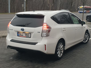 Toyota Prius v foto 3