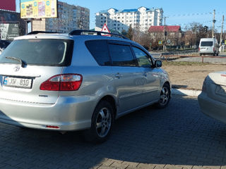 Toyota Avensis Verso foto 2