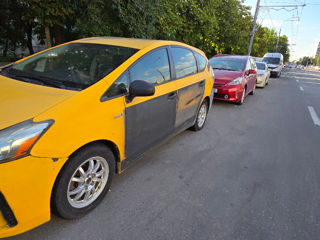 Toyota Prius v foto 7