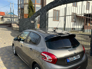 Peugeot 208 foto 2