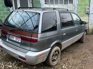 Mitsubishi Space Wagon foto 2