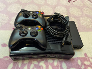 XBOX 360 S (прошивка Freeboot - 63 топовых игр). В отличном состоянии.