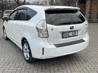 Toyota Prius v foto 3