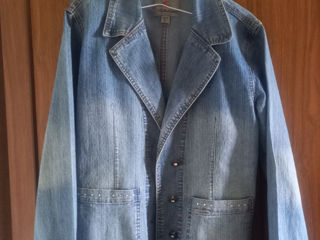 Джинсовый пиджак и джинсы со стразами и вышивкой , ( комплект ) .