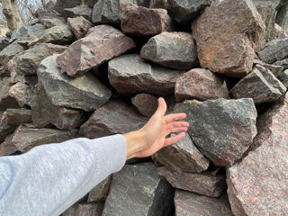 Vând granit, piatră spartă, bolovani la un preț rezonabil. Piatra de dimensiuni mari!