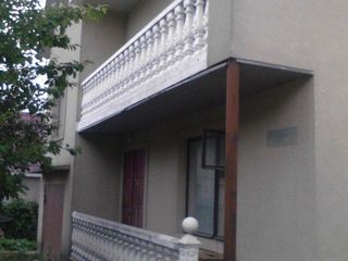 Se vinde casa cu 2 etaje la ciorescu- chisinau    cu fintina,sarae si o casoae (vremeanca),in ograda foto 1