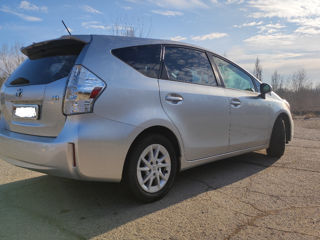 Toyota Prius v foto 4