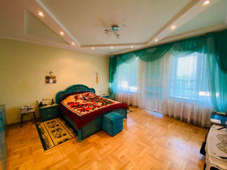 Casă în 4 niveluri! Ciocana, str. Chicago, 300 m2 + 18 ari. Euroreparație! Saună + Bazin!!! foto 9