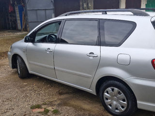 Toyota Avensis Verso фото 1