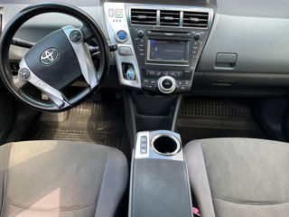 Toyota Prius v foto 6