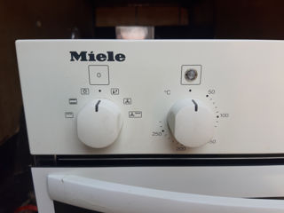 Cuptor electric cu plita de model Miele intr-o stare ca noua numai adusa din Germania.