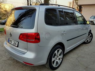 Volkswagen Touran foto 2