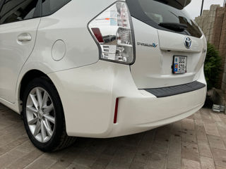 Toyota Prius v foto 3