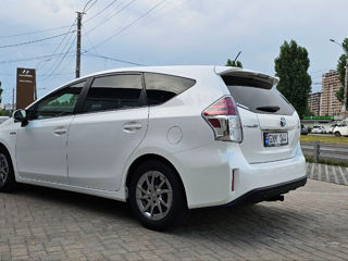 Toyota Prius v foto 4