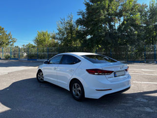 Hyundai Elantra foto 2