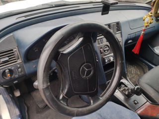 Mercedes C-Class foto 2