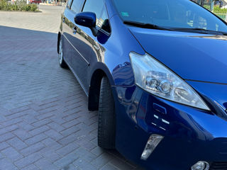 Toyota Prius v foto 5