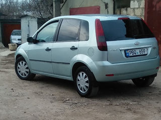Ford Fiesta foto 1