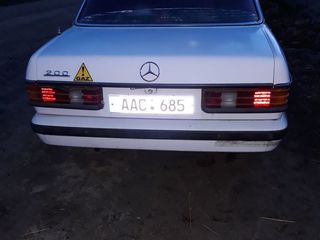 Mercedes Series (W123) foto 4