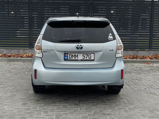 Toyota Prius v foto 6