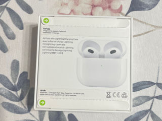 Apple AirPods 3rd Gen W/ Lightning Charging Case MPNY3AM/A - Brand New *Genuine* foto 2