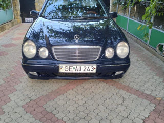 Mercedes E-Class foto 1