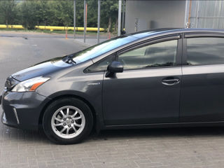 Toyota Prius v foto 9