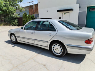 Mercedes E-Class фото 0