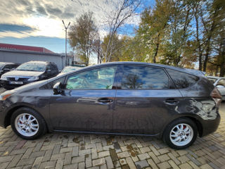 Toyota Prius v foto 16