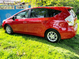 Toyota Prius v foto 3