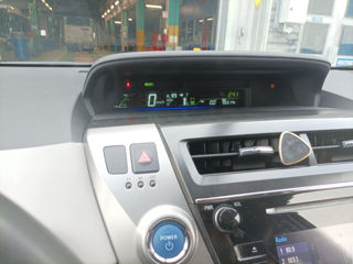 Toyota Prius v foto 7