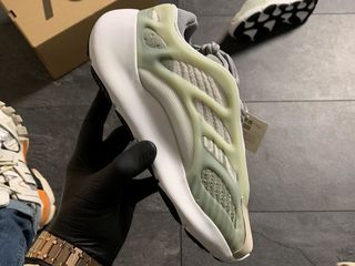Adidas Yeezy Boost 700 V3 White & Grey Unisex foto 1