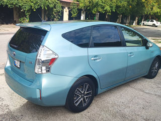 Toyota Prius v foto 3