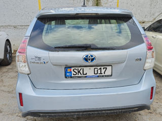 Toyota Prius v foto 2