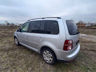 Volkswagen Touran foto 3