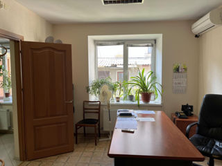 Camere separate (130m2) de inchiriat intr-o cladire de birouri, in centru, str. A. Sciusev- B.Bodoni
