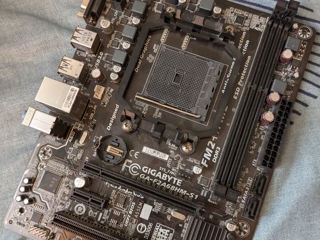 Vând Mother Board GIGABYTE GA-F2A68HM-S1