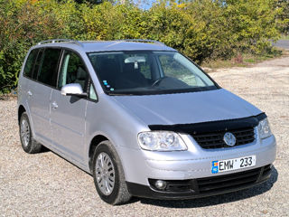 Volkswagen Touran foto 2