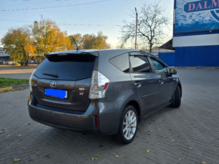 Toyota Prius v foto 3