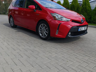 Toyota Prius v foto 2