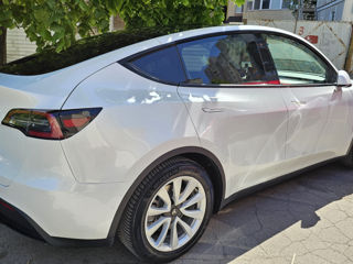 Tesla Model Y foto 2