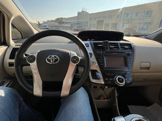 Toyota Prius v foto 7